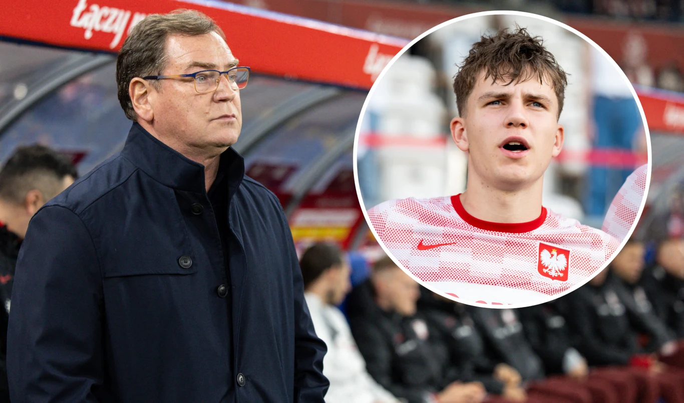 Trener piłkarski w ciemnym płaszczu stoi przy ławce rezerwowych na stadionie, obok niego okrągłe wstawienie przedstawiające młodego zawodnika w polskiej koszulce reprezentacyjnej.