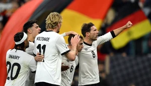 Cztery gole i czerwona kartka w meczu Niemców. Nie było mowy o litości