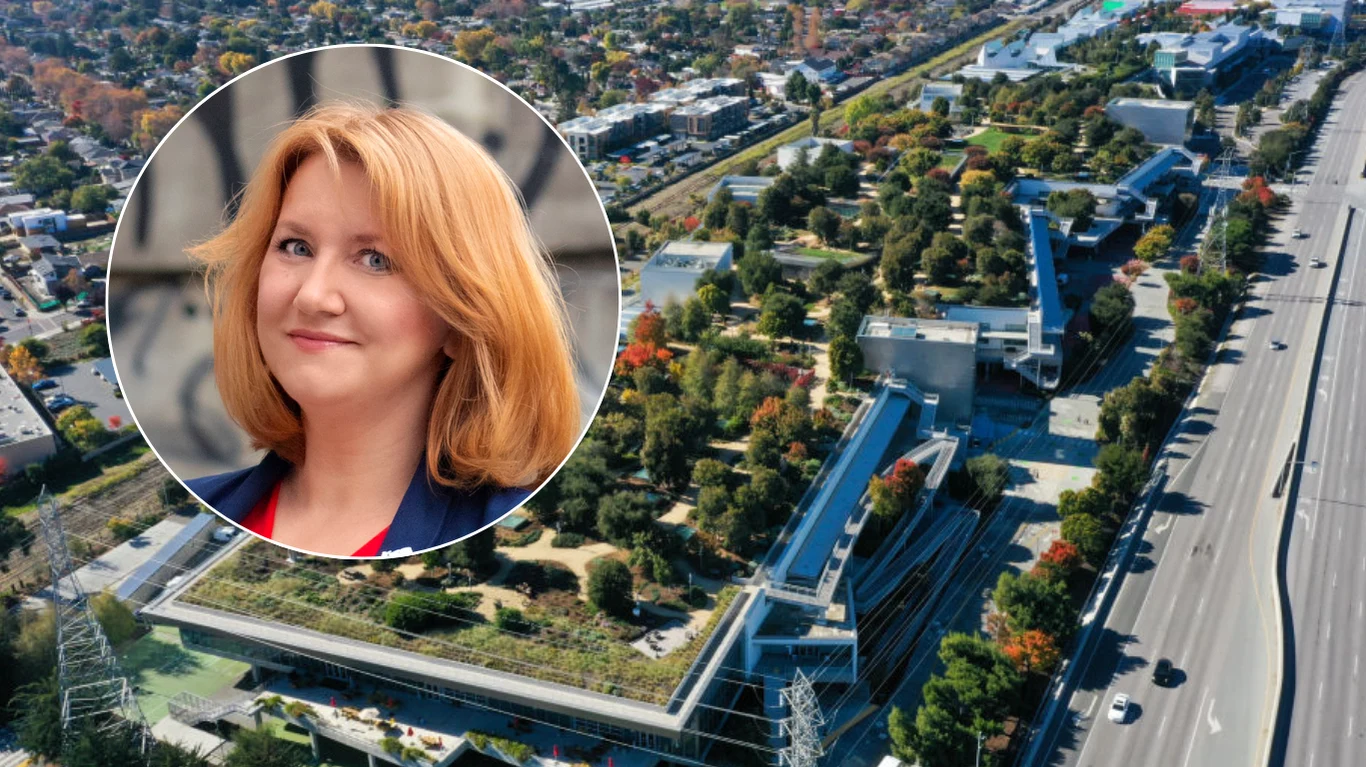 Sylwia Czubkowska o relacjach z big techami (zdj. w tle: widok na Dolinę Krzemową) Uśmiechnięta kobieta z jasnymi włosami na tle rozległego, zalesionego kampusu nowoczesnych budynków oraz szerokiej drogi miejskiej.