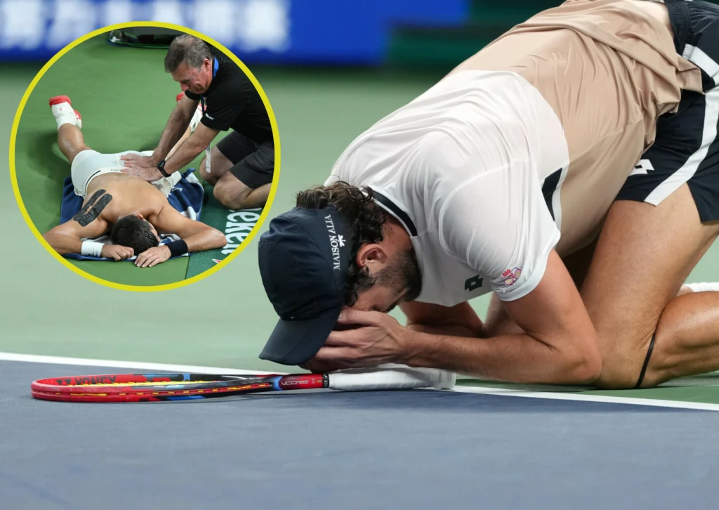 Zawodnik tenisowy klęczy z głową opartą o kort tenisowy po trudnym meczu, obok leży rakieta, na zdjęciu wstawionym w kółku inny tenisista otrzymuje pomoc medyczną podczas masażu pleców.