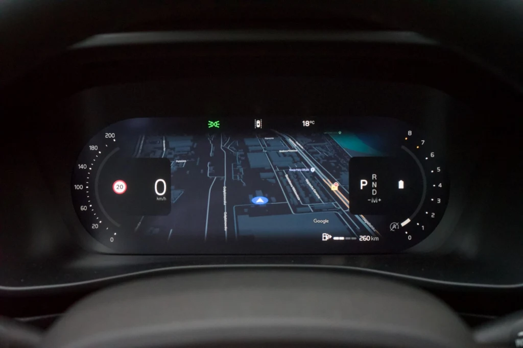 Widok z Map Google możemy wyświetlać na ekranach wskaźników. Cyfrowy wyświetlacz samochodu prezentujący mapę nawigacji, aktualną prędkość, położenie biegu oraz informacje o zasięgu pojazdu i temperaturze zewnętrznej.