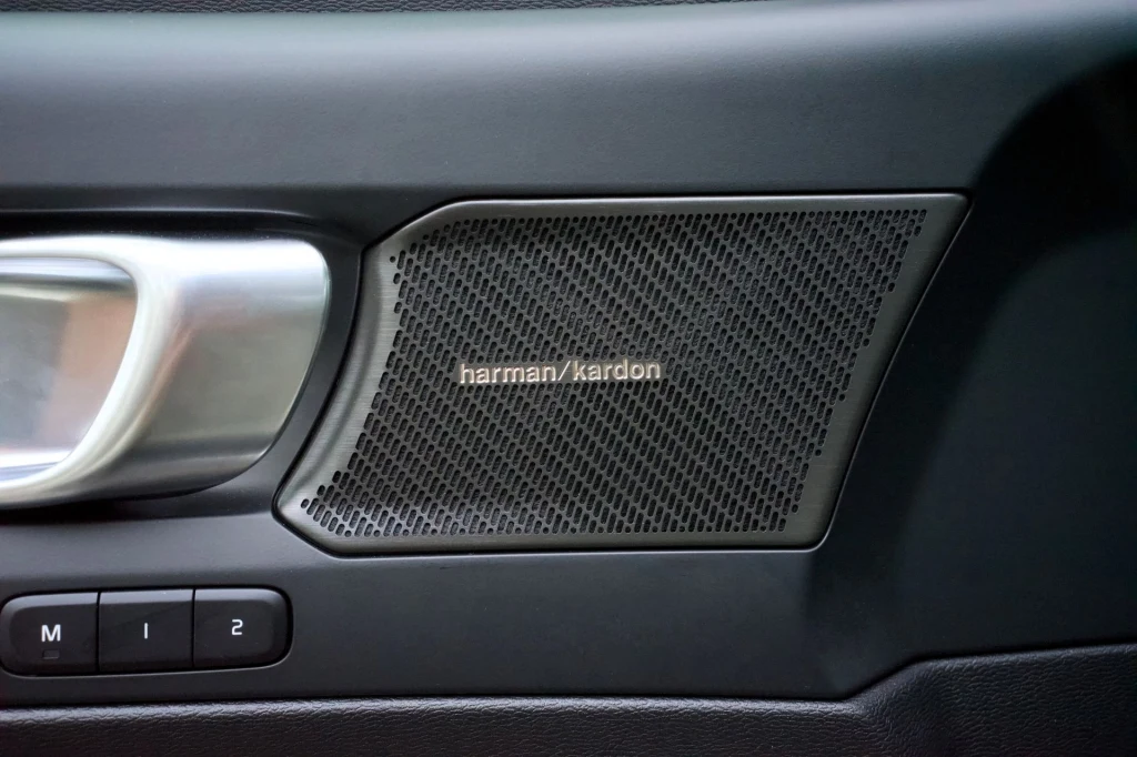 Volvo XC40 może być wyposażone w system audio Harman Kardon. Głośnik samochodowy marki Harman Kardon zamontowany w panelu drzwiowym, obok przycisków do ustawiania pozycji siedzenia.