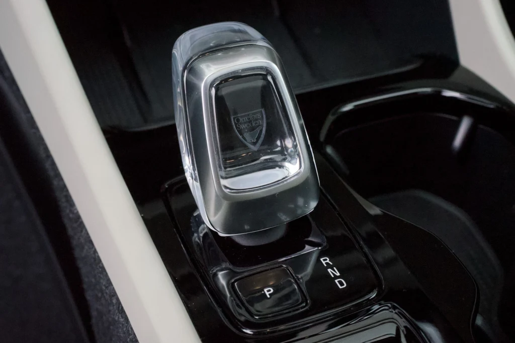 Volvo przykłada wagę do detali. Uwagę zwraca dźwignia zmiany biegów przypominająca kryształ. Kryształowa dźwignia automatycznej skrzyni biegów otoczona błyszczącymi czarnymi i białymi powierzchniami wnętrza samochodu.