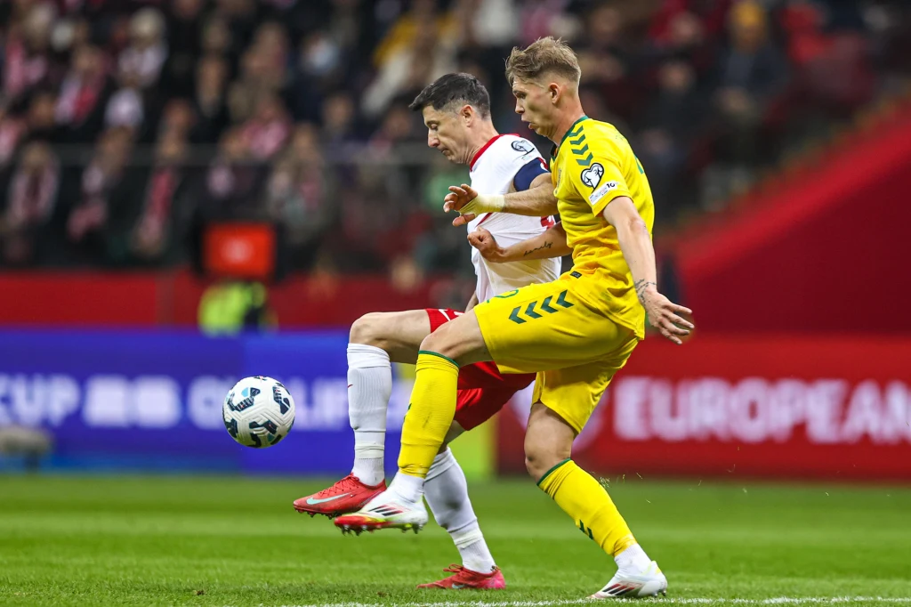 Robert Lewandowski i Artemijus Tutyskinas walczą o piłkę