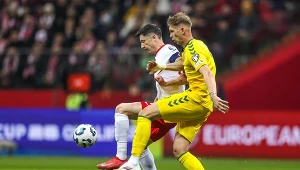 Robert Lewandowski i Artemijus Tutyskinas walczą o piłkę