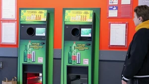 Towary w opakowaniach kaucyjnych jadą do sklepów. Mają specjalny symbol