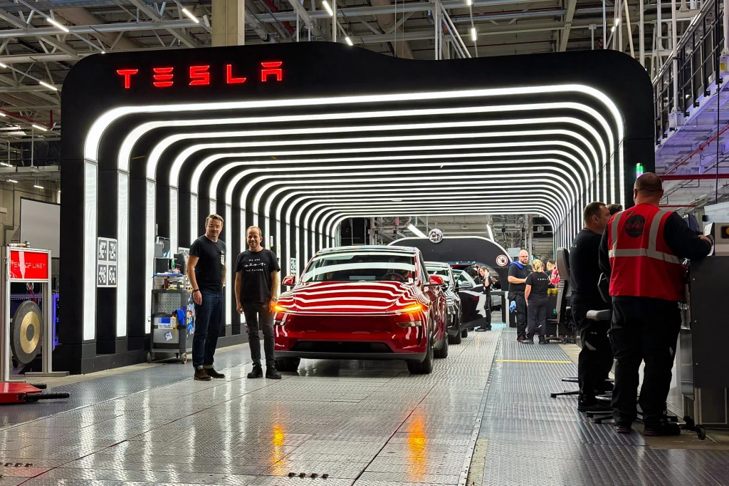 Produkcją Tesli pod Berlinem zajmuje się 11 tys. osób, a całością zarządza Andre Thierig Produkcją Tesli pod Berlinem zajmuje się 11 tys. osób, a całością zarządza Andre Thierig