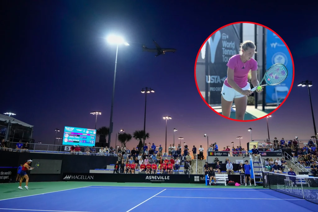 Olivia Lincer awansowała do finału debla w turnieju ITF W100 w USA Kort tenisowy oświetlony w nocy, zawodniczki w trakcie meczu, licznie zgromadzeni kibice na trybunach, samolot przelatujący nad stadionem, w rogu widoczny portret jednej z zawodniczek podczas przygotowania do serwisu.