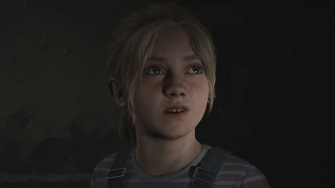 Silent Hill 2 Dziewczynka z jasnymi włosami, ubrana w pasiastą bluzkę i ogrodniczki, spogląda w bok na tle ciemnego, niejednolitego tła