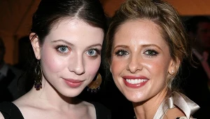 Michelle Trachtenberg i Sarah Michelle Gellar w 2007 roku