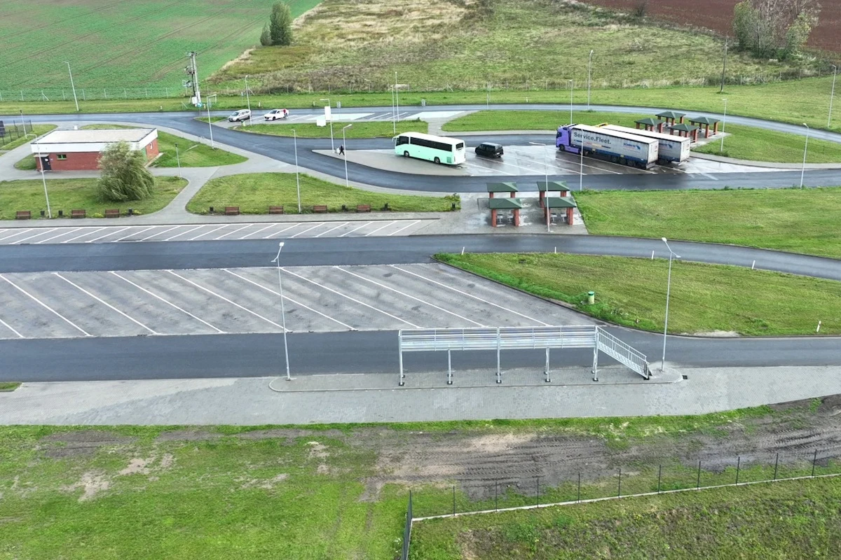 Rampa na MOP-ie Jankowice Wielkie przy autostradzie A4 widok nowoczesnego parkingu dla autobusów i ciężarówek, z wyznaczonymi miejscami postojowymi, oświetleniem ulicznym, budynkiem obsługi oraz zielonym otoczeniem