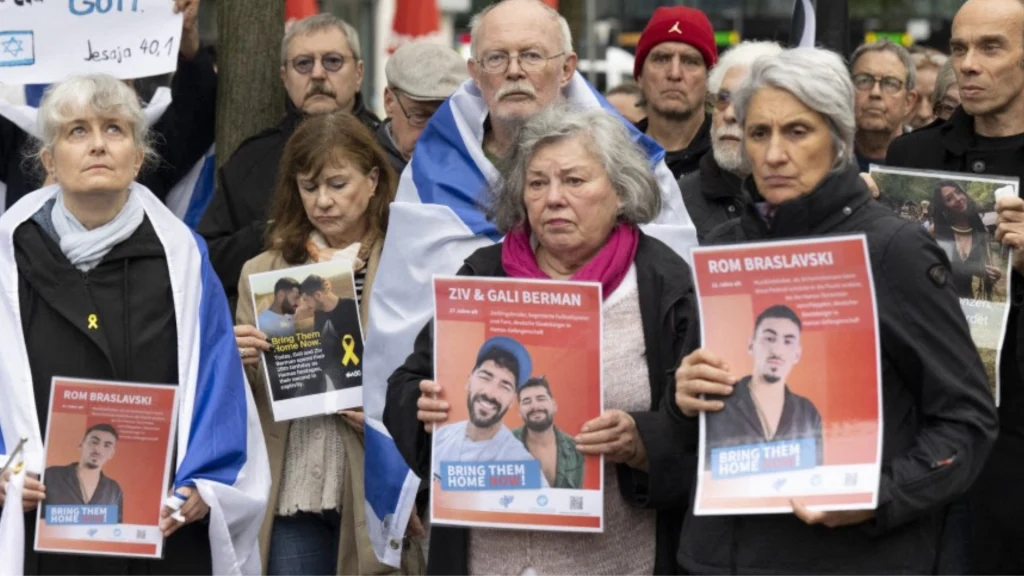 Demonstranci z wizerunkami zakładników Hamasu (zdj. ilustracyjne)