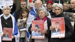Demonstranci z wizerunkami zakładników Hamasu (zdj. ilustracyjne)