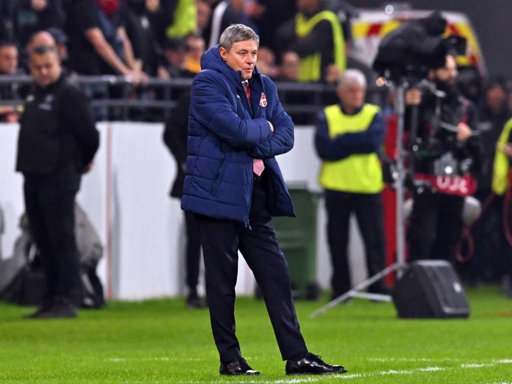 Po porażce z Albanią Dragan Stojković zrezygnował z funkcji selekcjonera reprezentacji Serbii Po porażce z Albanią Dragan Stojković zrezygnował z funkcji selekcjonera reprezentacji Serbii