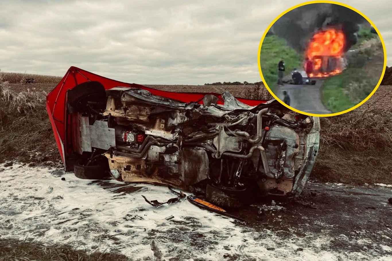 Na miejscu wypadku zginął kierowca, poparzonego pilot śmigłowcem przetransportowano do szpitala / Fot: Głuchołazy998 Wrak samochodu osobowego leżący na boku na poboczu drogi, widoczne znaczne uszkodzenia karoserii, na ziemi rozsypana piana gaśnicza, w górnym rogu ramka z fragmentem samochodu stojącego w ogniu na wiejskiej drodze, wokół niego dwie sylwetki ludzi.