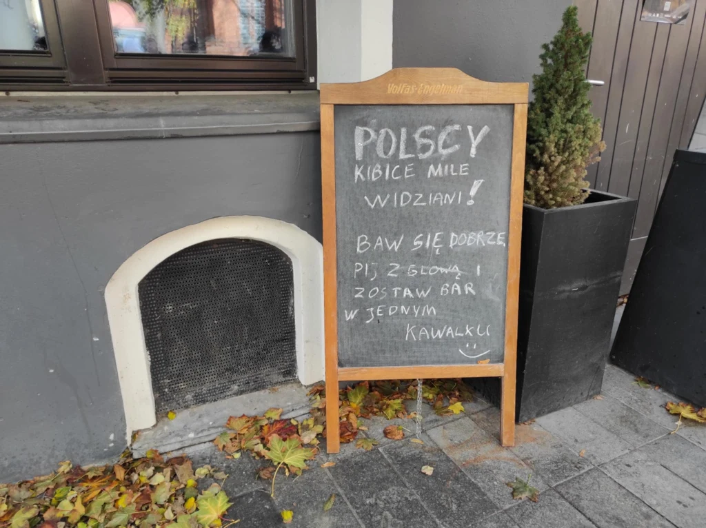 Napis przed jednym z lokali w Kownie Napis przed jednym z lokali w Kownie