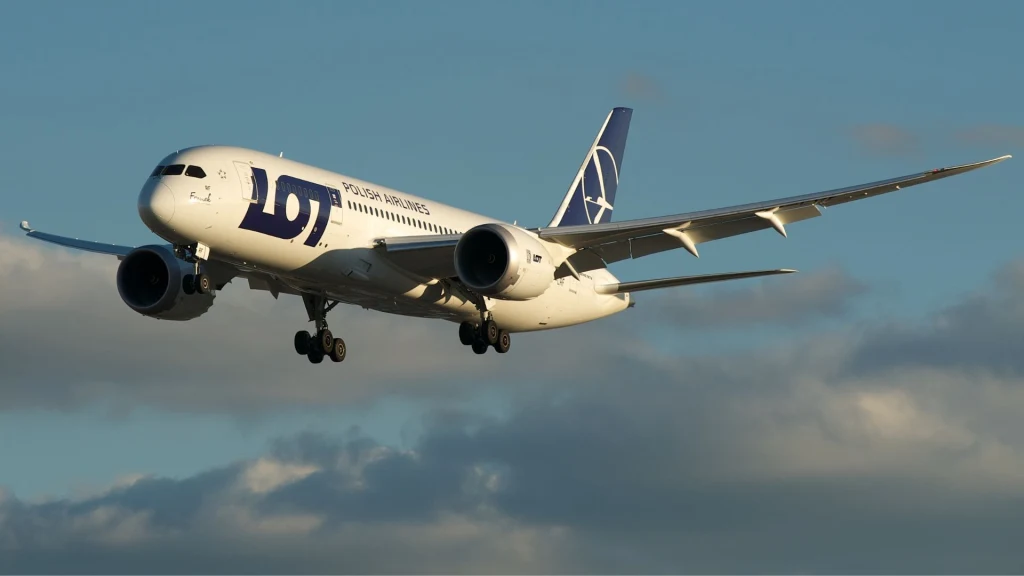 Boeing 787-8 Dreamliner linii LOT musiał zawrócić do Warszawy Boeing 787-8 Dreamliner linii LOT musiał zawrócić do Warszawy