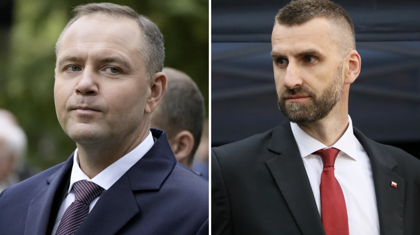 Dwóch mężczyzn w garniturach, jeden z nich w ciemnoniebieskim garniturze i czerwonym krawacie patrzy w bok, drugi w czarnym garniturze i czerwonym krawacie spogląda w inną stronę, tło rozmyte, podział zdjęcia na dwie części.