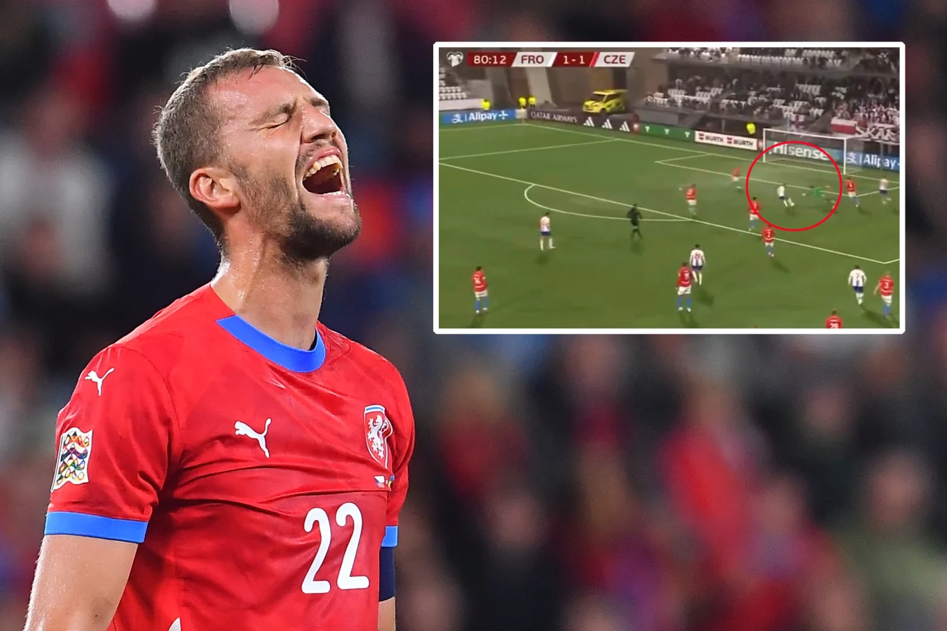 Piłkarz w czerwonej koszulce z numerem 22 na piersi ma wyraz frustracji lub rozczarowania na twarzy, w tle rozmyta publiczność na stadionie, w prawym górnym rogu widoczne wstawione zdjęcie fragmentu meczu piłkarskiego z akcją na boisku.