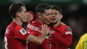 Robert Lewandowski w otoczeniu kolegów z kadry