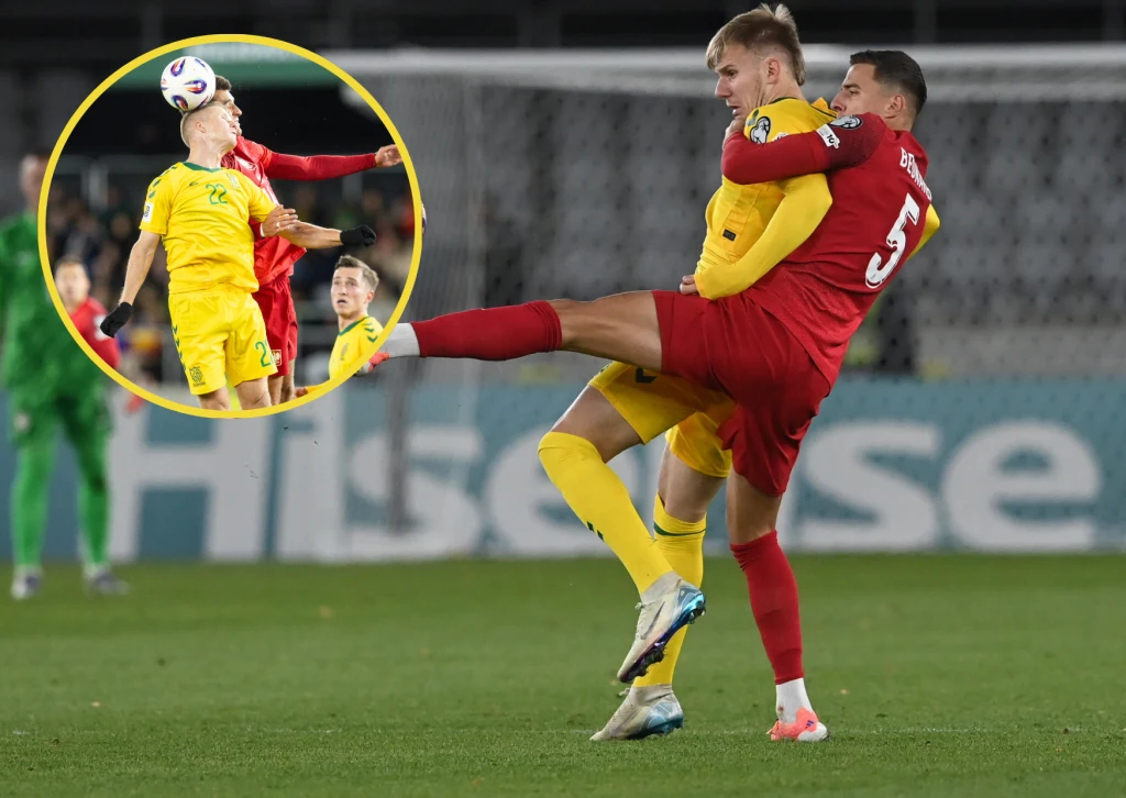 Jan Bednarek (z prawej) i Jakub Kiwior (w kółeczku) znowu zaliczyli czyste konto