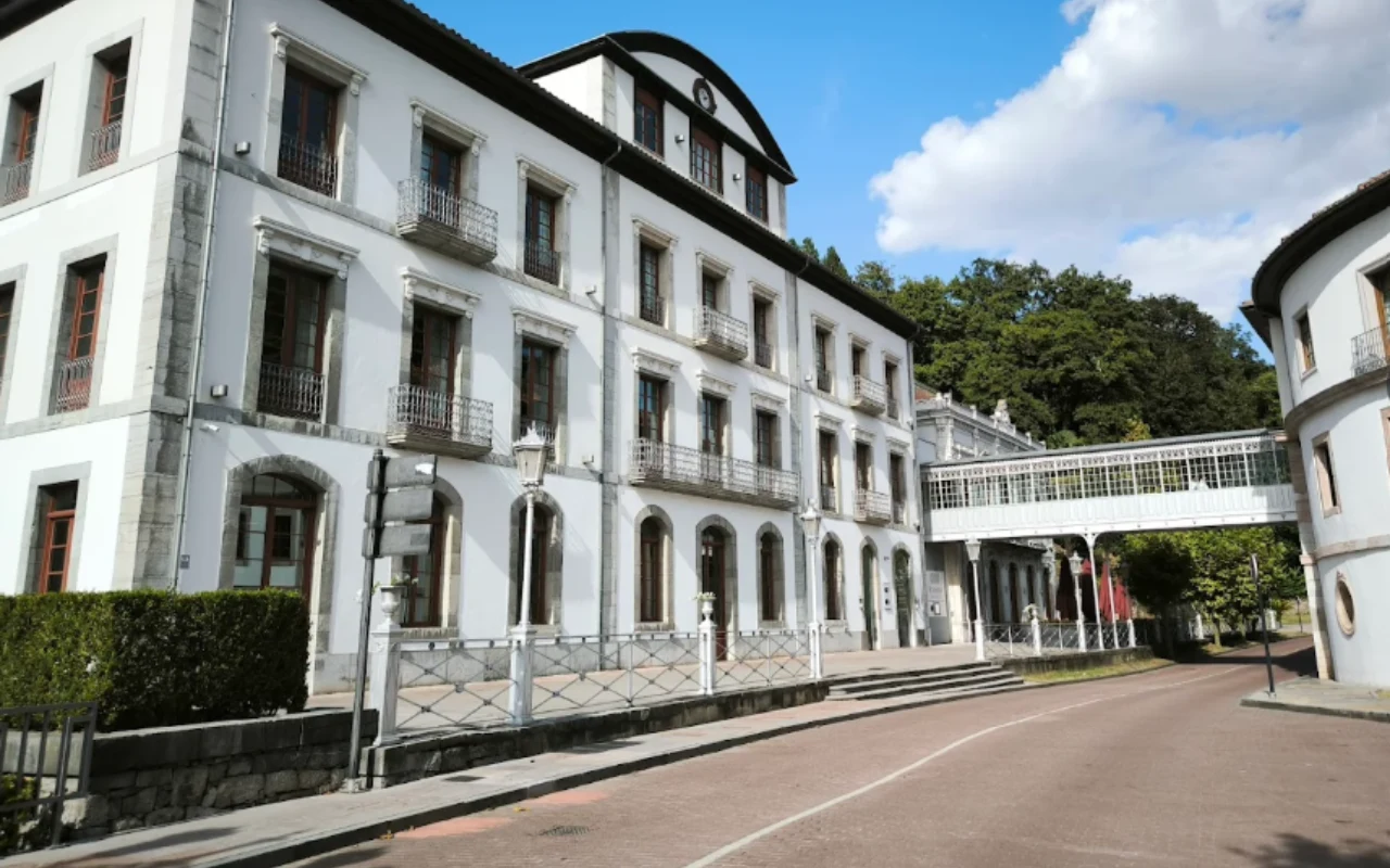 Uzdrowisko malowniczo położone w hiszpańskiej Asturii. Kusi wodami termalnymi i szeroką ofertą usług