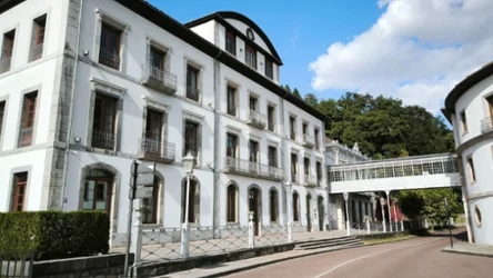 Uzdrowisko malowniczo położone w hiszpańskiej Asturii. Kusi wodami termalnymi i szeroką ofertą usług