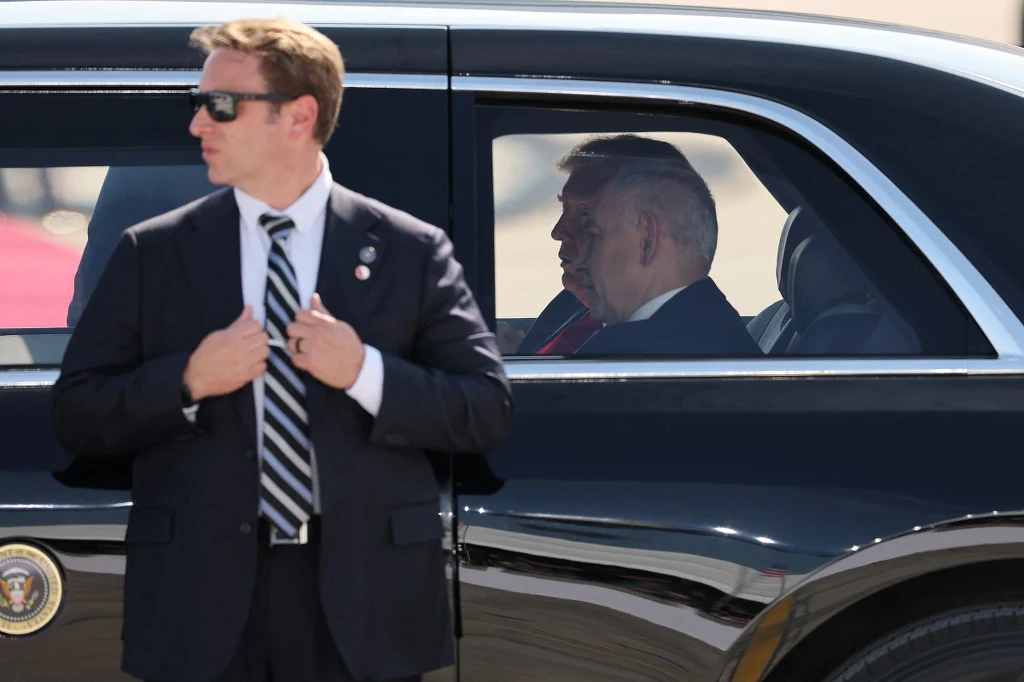 Donald Trump wraz z Binjaminem Netanjahu w prezydenckiej "bestii" Donald Trump wraz z Binjaminem Netanjahu w prezydenckiej "bestii"