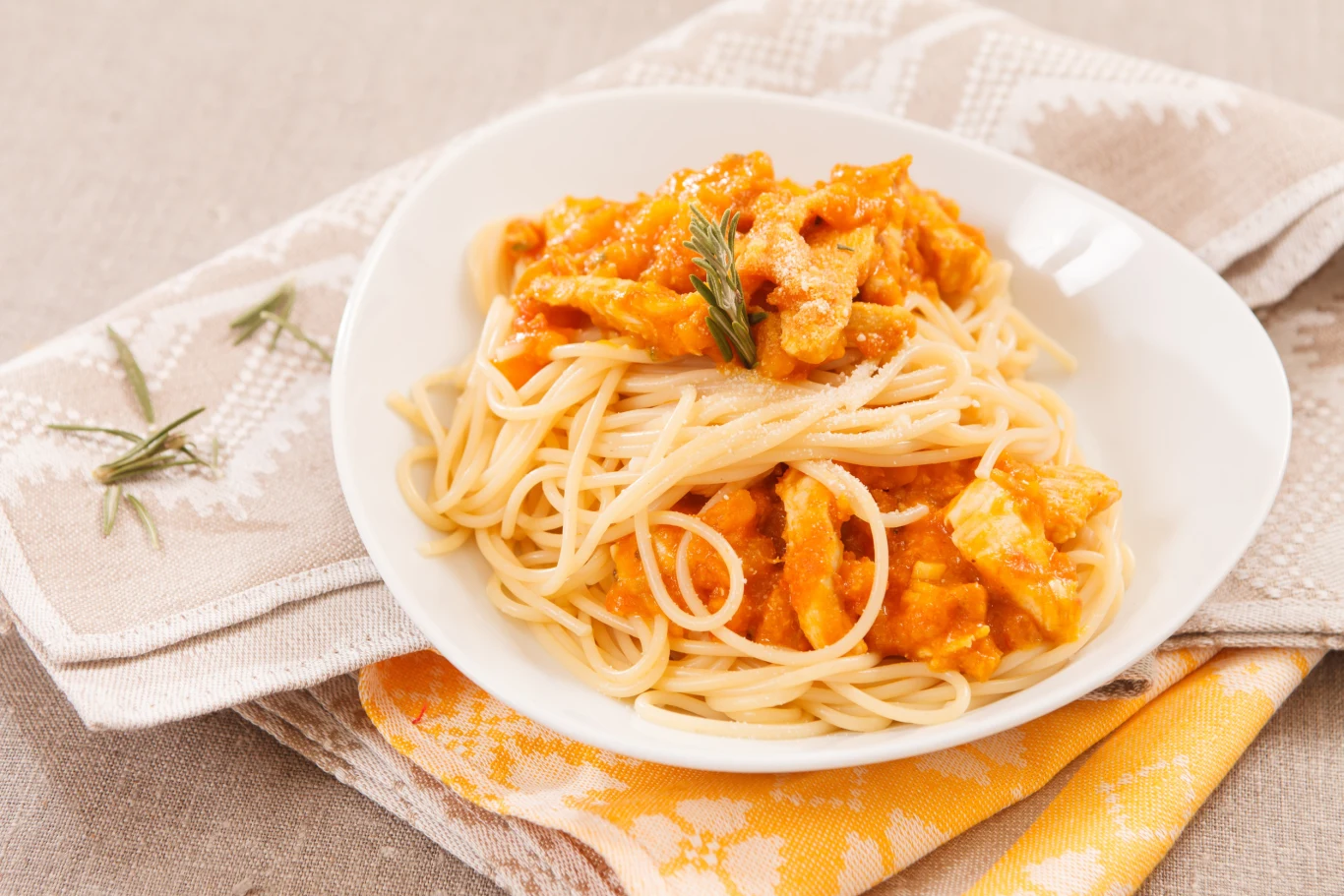 Spaghetti z dynią pokochają szczególnie ci, którzy lubią odkrywać nietypowe połączenia smakowe