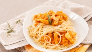 Spaghetti z dynią pokochają szczególnie ci, którzy lubią odkrywać nietypowe połączenia smakowe