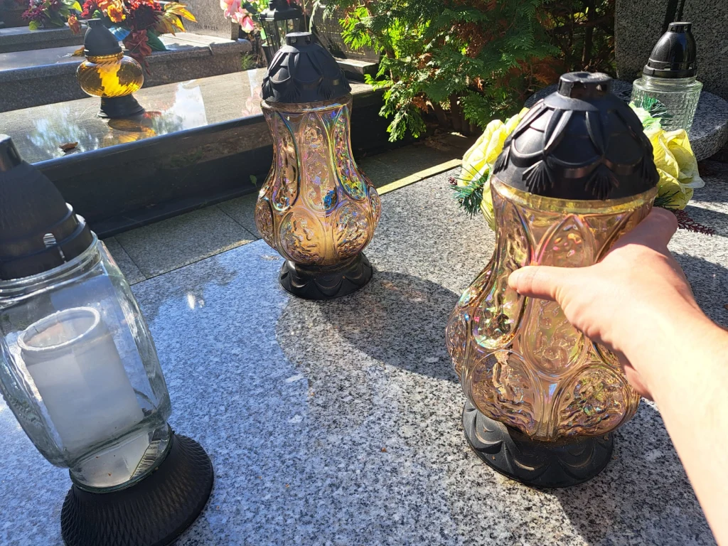 Zabierasz zniczy do domu, by je umyć? Zastanów się, czy to dobry pomysł Zabierasz zniczy do domu, by je umyć? Zastanów się, czy to dobry pomysł