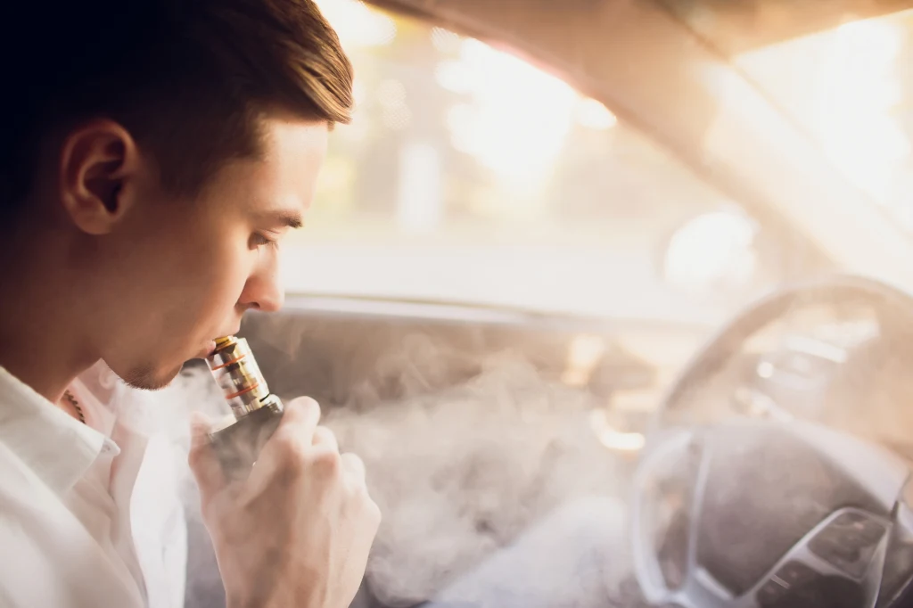 Palenie e-papierosa za kierownicą w Niemczech może być traktowane na równi z korzystaniem z telefonu komórkowego w czasie jazdy. Kierowcom grozi 150 euro mandatu Palenie e-papierosa za kierownicą w Niemczech może być traktowane na równi z korzystaniem z telefonu komórkowego w czasie jazdy. Kierowcom grozi 150 euro mandatu