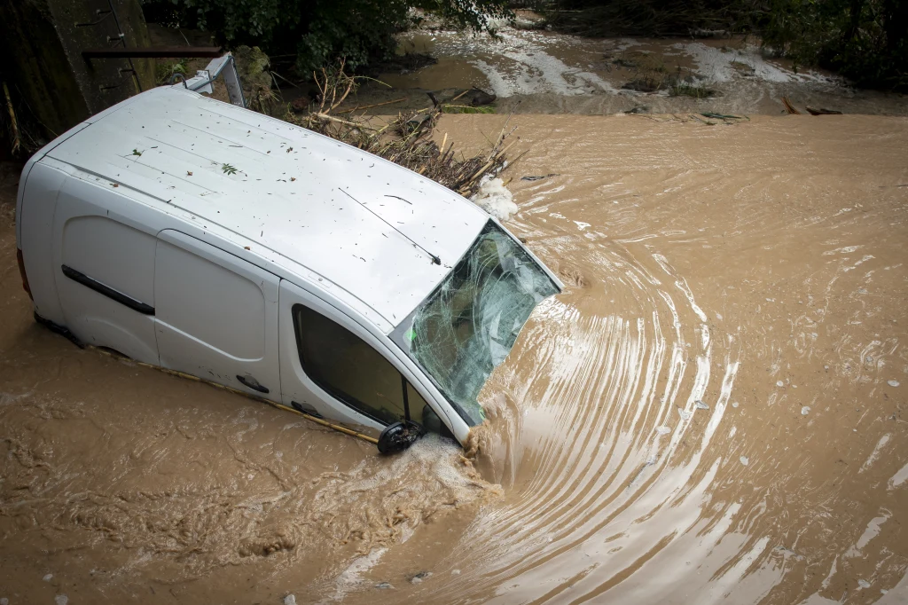 Potężne ulewy nawiedziły hiszpańską Katalonię. Zalanych zostało wiele dróg i torowisk. Wciąż nie wszędzie udało się przywrócić ruch Potężne ulewy nawiedziły hiszpańską Katalonię. Zalanych zostało wiele dróg i torowisk. Wciąż nie wszędzie udało się przywrócić ruch