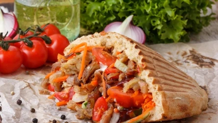 Domowy kebab po polsku może być świetną alternatywą dla fast-foodów, które możesz kupić na mieście