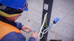 Fachowcy pilnie poszukiwani. Spawacz i elektryk mogą zarobić krocie