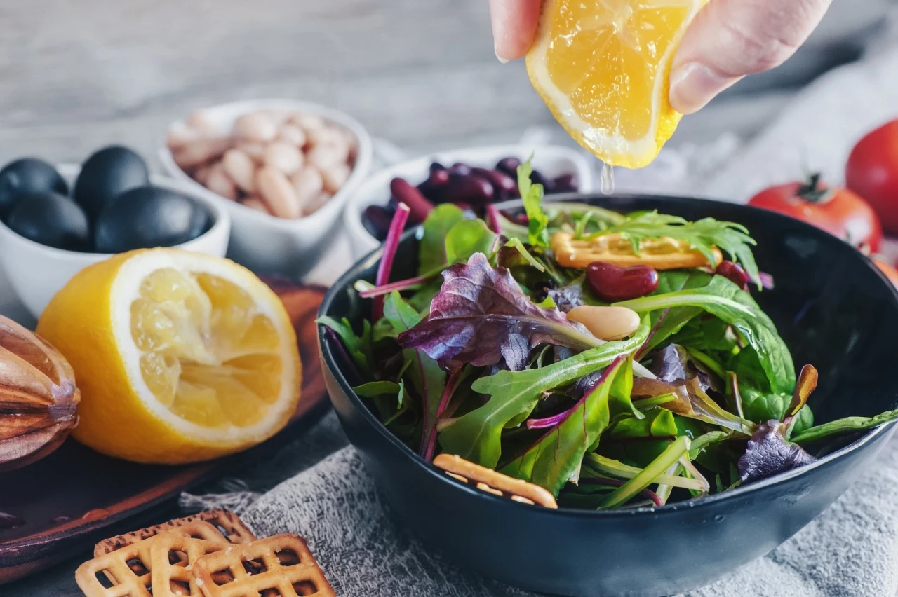 Sałatka skropiona cytryną