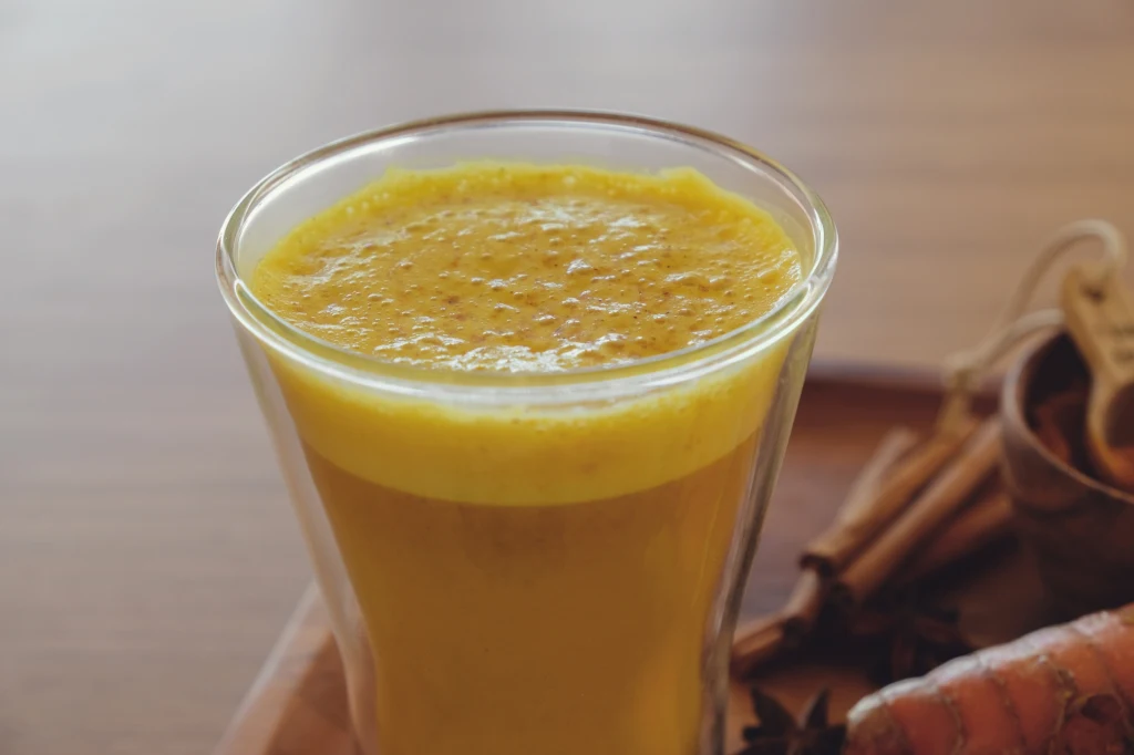 Złote mleko to napój o właściwościach przeciwzapalnych. Zmniejsza też ochotę na słodycze Złote mleko to napój o właściwościach przeciwzapalnych. Zmniejsza też ochotę na słodycze