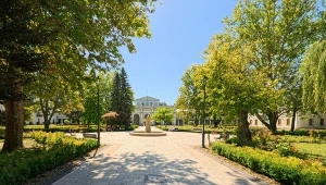 Nazywają go polską Toskanią. Seniorzy uwielbiają to uzdrowisko