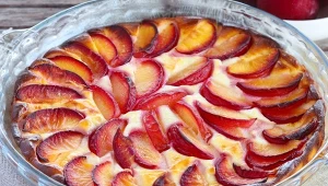 Szybki sernik ze śliwkami to pyszne ciasto na imprezę z przyjaciółmi lub spotkanie z rodziną