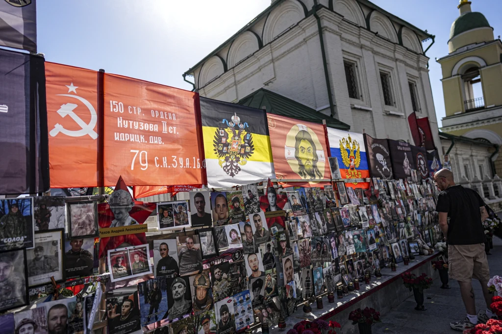 Rosjanie nie są chętni, by zaciągać się do wojska. Na zdj. ściana pamięci w Moskwie poświęcona żołnierzom poległym na wojnie w Ukrainie