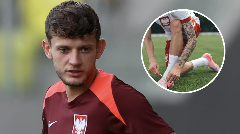 Sebastian Szymański na wytatuowany różaniec na przedramieniu