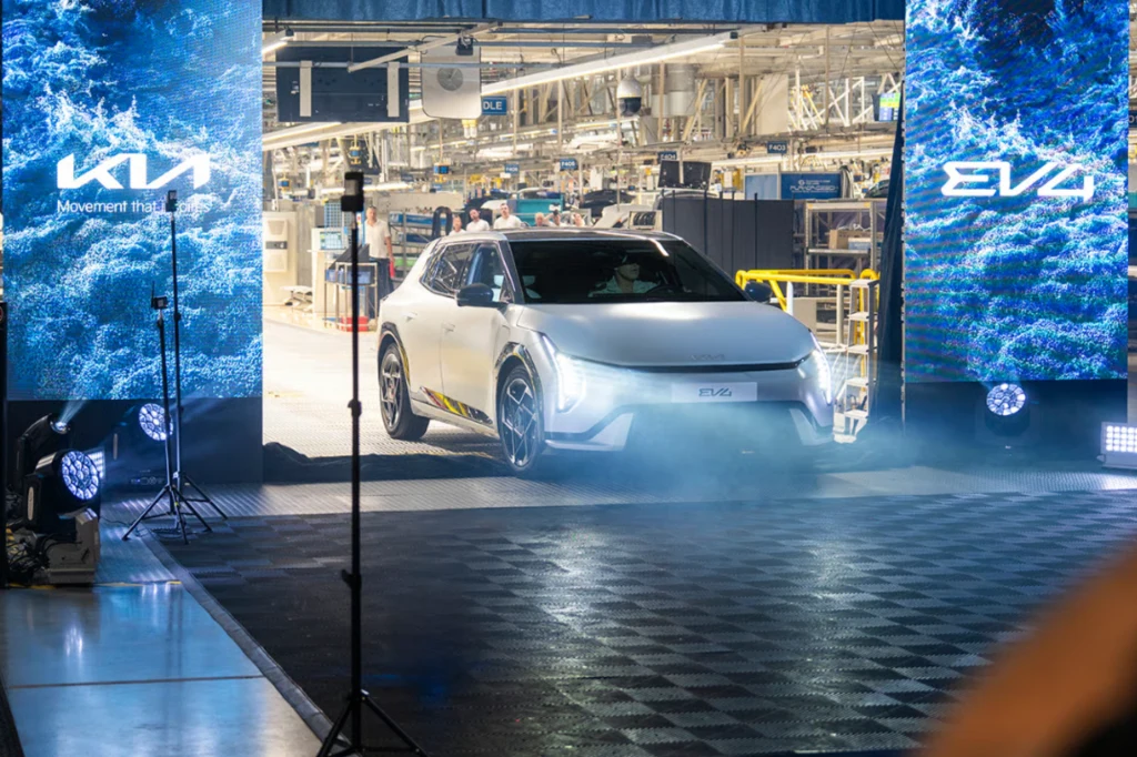 Kia EV4 w nadwozi hatchback produkowana jest wyłącznie na Słowacji. Kia EV4 w nadwozi hatchback produkowana jest wyłącznie na Słowacji.