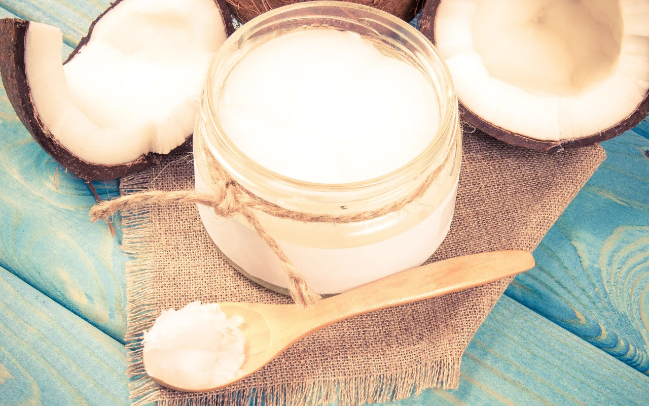 Olej kokosowy jest świetny do demakijażu. Rozpuszcza nawet wodoodporny tusz