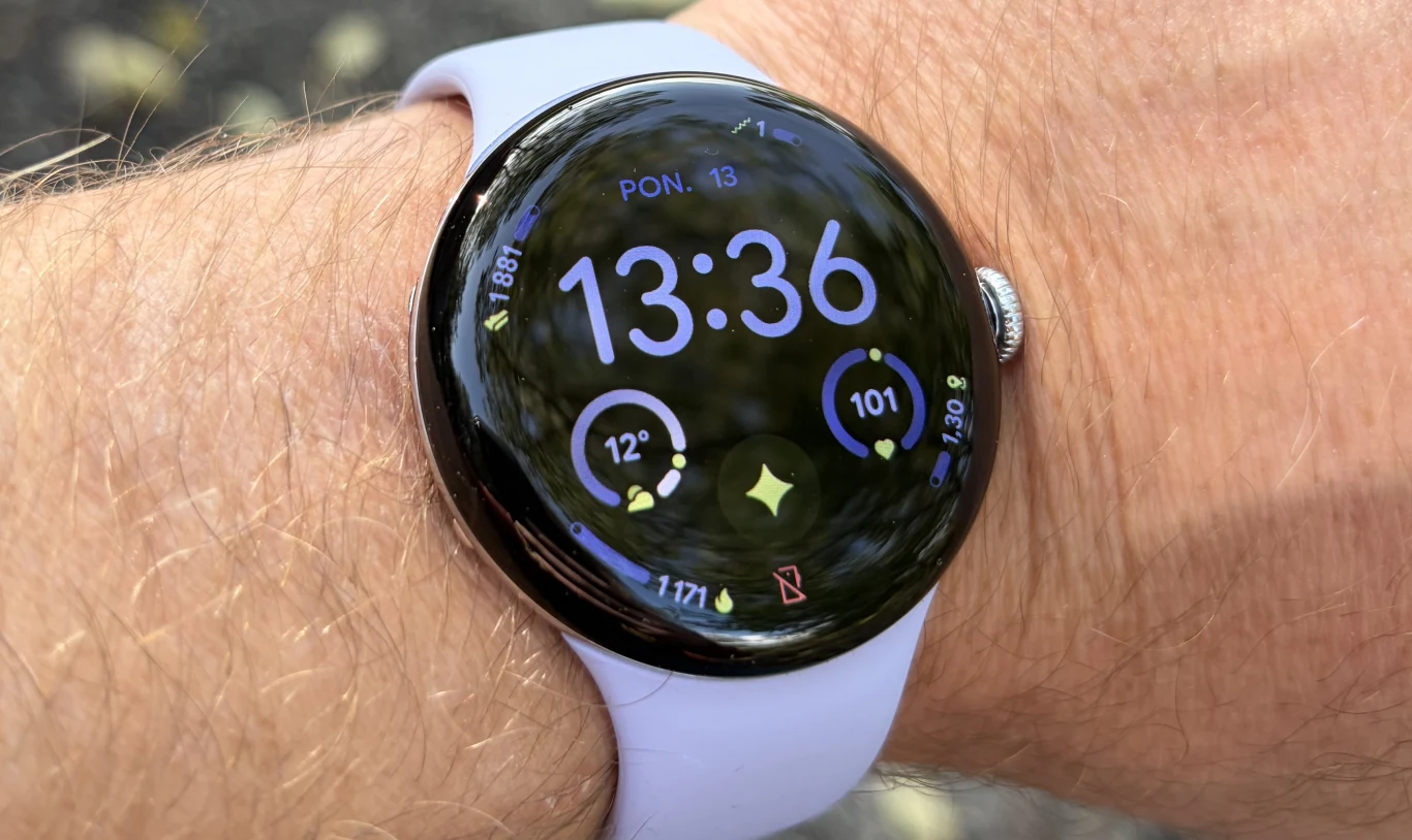 Google Pixel Watch 4 ma jasny wyświetlacz Actua 360, który zapewnia dobrą widoczność nawet w pełnym nasłonecznieniu. Nowoczesny, okrągły smartwatch z białym paskiem na nadgarstku, wyświetlający godzinę 13:36, dzień tygodnia oraz dodatkowe informacje dotyczące pogody i aktywności fizycznej.