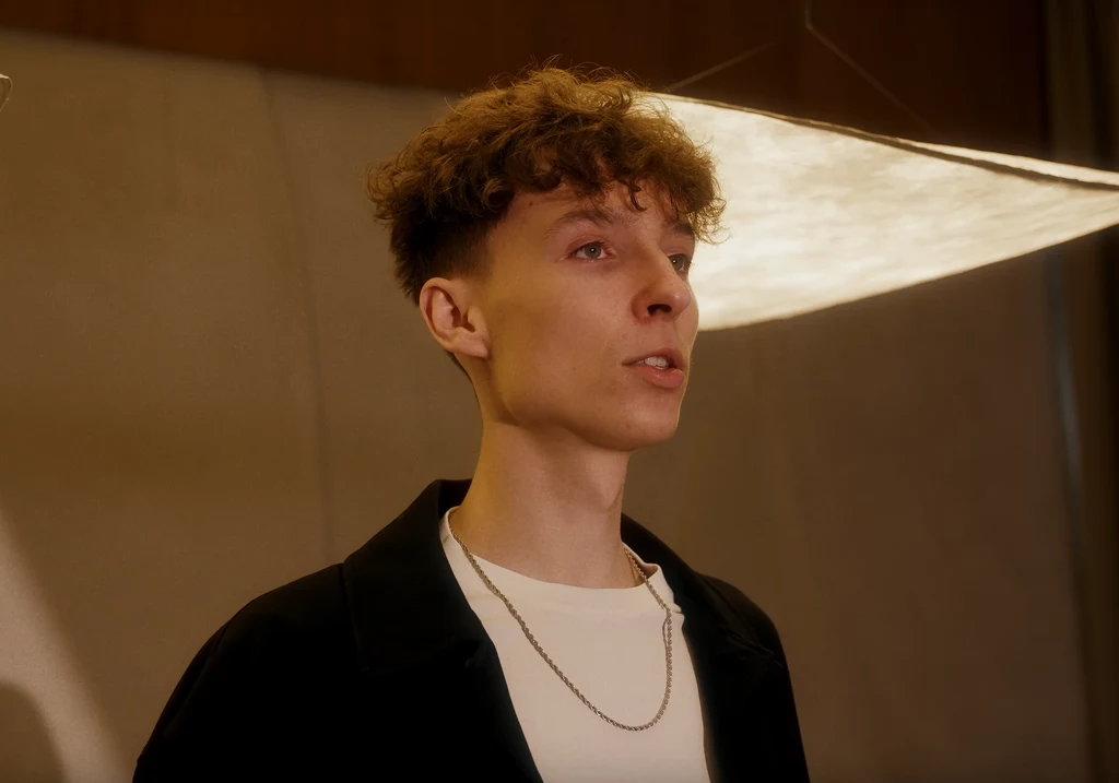 Adam Sikorski w teledysku "To nie ja"