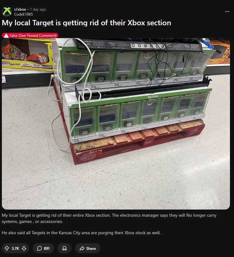 Wpis, który wzniecił pożar na Reddicie Stos plastikowych kaset i pudełek z konsolami Xbox ułożony na drewnianej palecie, z widocznymi przewodami, ustawiony w sklepie na białej podłodze w dziale elektronicznym.