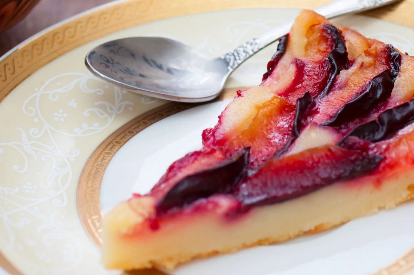 Sernik ze śliwkami to ciasto, które najlepiej smakuje jesienią