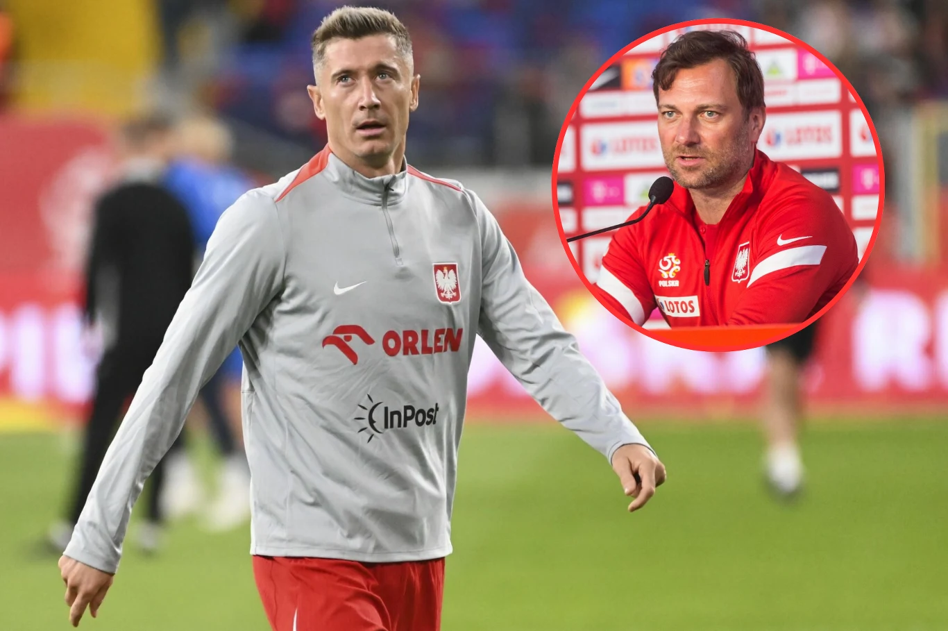 Piłkarz w stroju reprezentacji Polski podczas treningu na stadionie, w tle rozmyci zawodnicy; wstawka z wizerunkiem trenera reprezentacji Polski przy mikrofonie podczas konferencji prasowej.