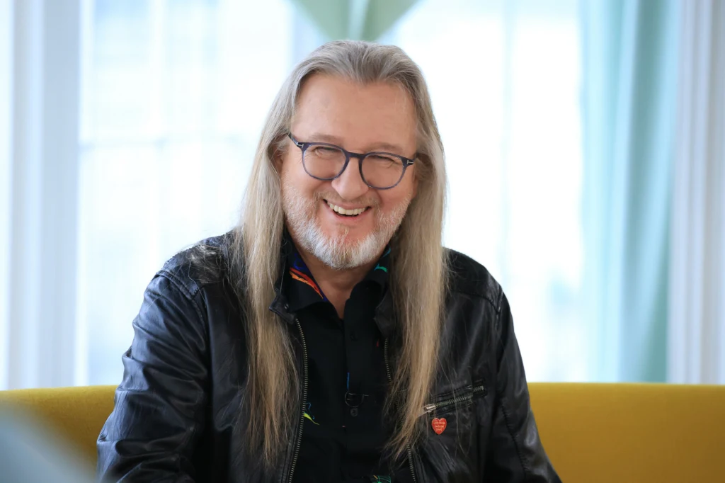 Kuba Płucisz jest gitarowym liderem Orkiestry Dorosłych Dzieci Kuba Płucisz jest gitarowym liderem Orkiestry Dorosłych Dzieci