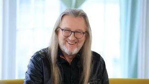 Kuba Płucisz jest gitarowym liderem Orkiestry Dorosłych Dzieci